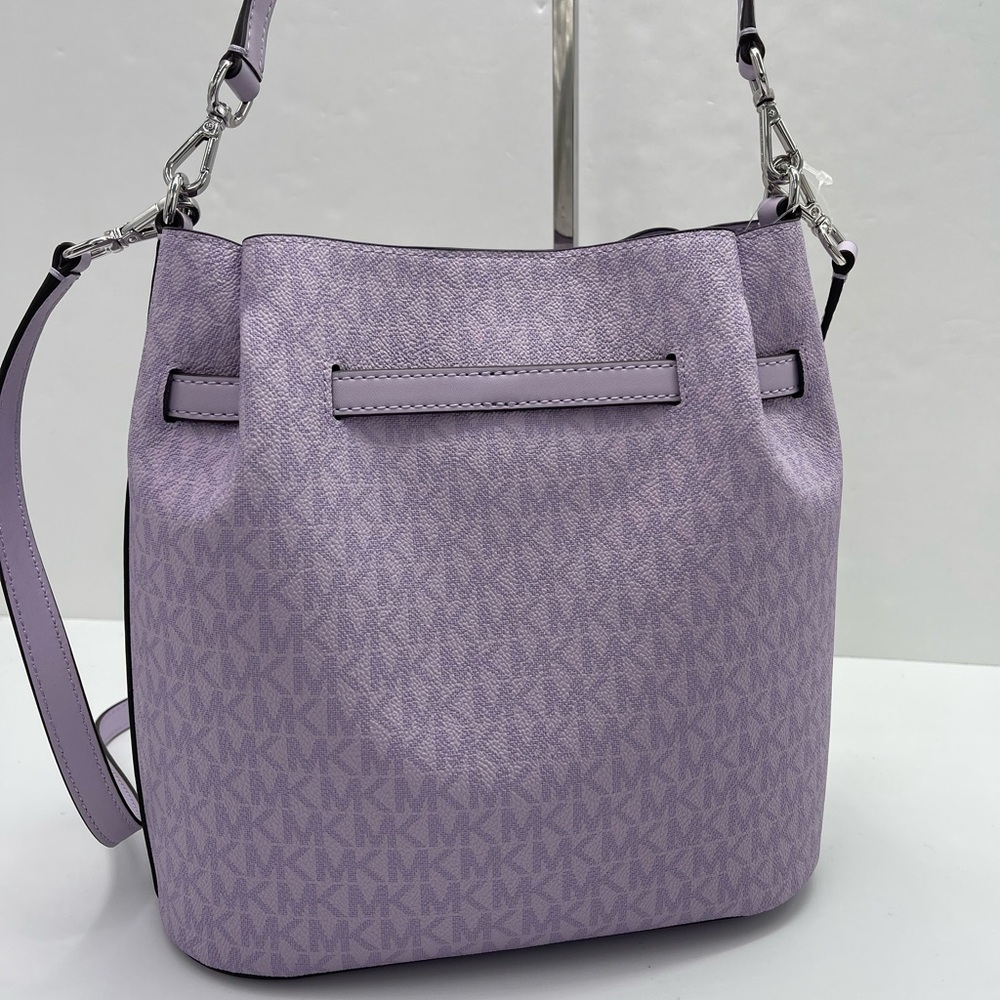 MICHAEL KORS Carson Md Sign Logo Convertible Bucket Cross Shoulder
Lt Quartz
NWT - Picture 10 of 16
